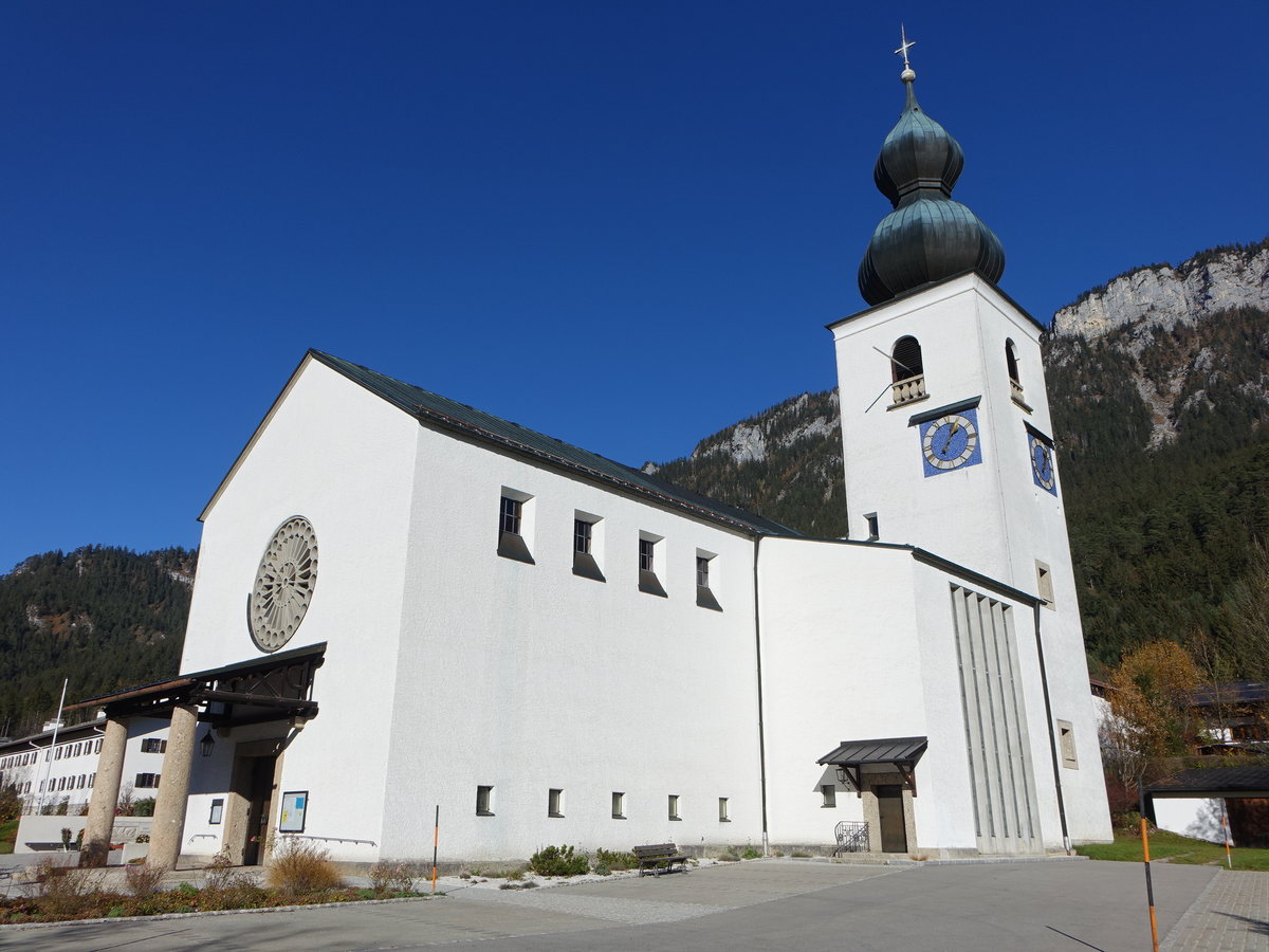 Winkl, kath. Pfarrkirche St. Johann Nepomuk, erbaut von 1961 bis 1963 (10.11.2018)