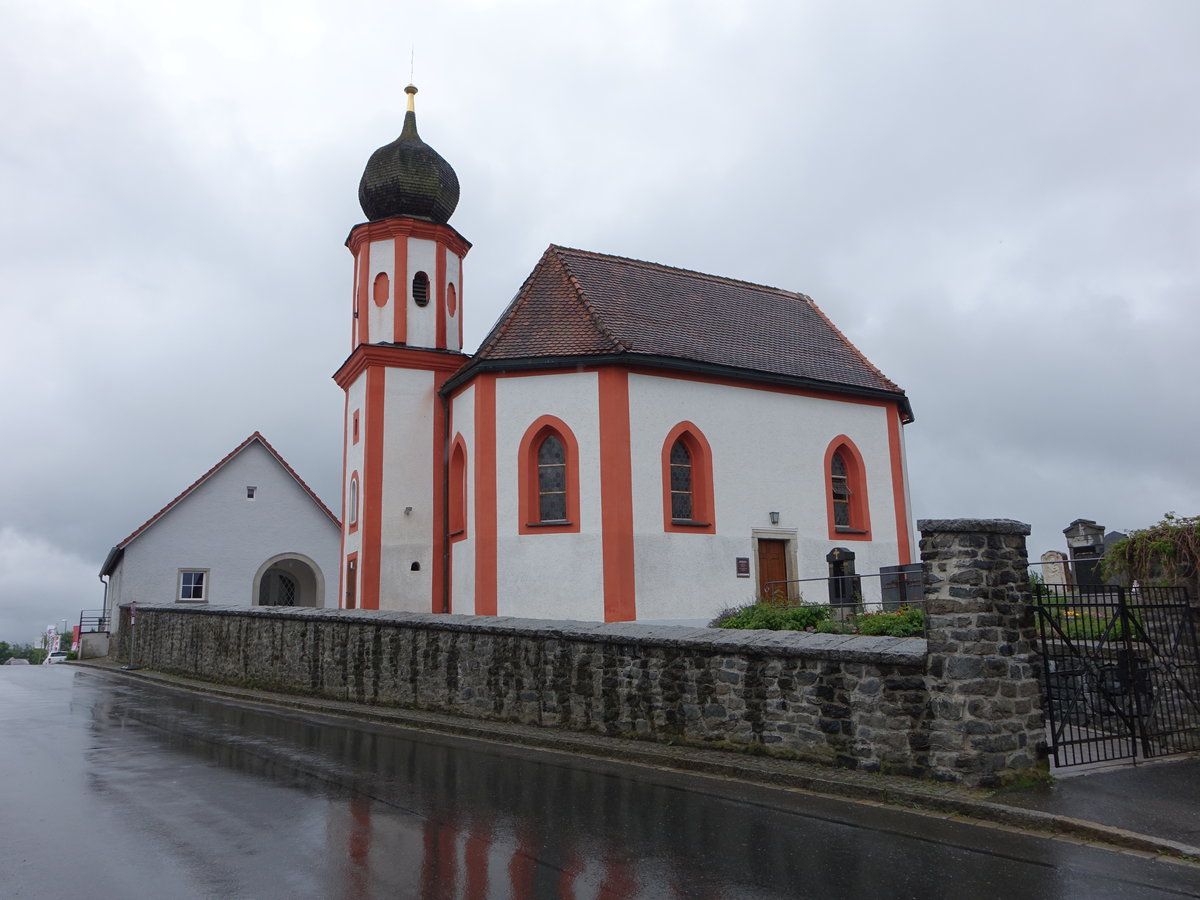 Winklarn, kath. Pfarrkirche Maria Himmelfahrt, Walmdachbau ber achteckigem Grundriss, erbaut im 18. Jahrhundert (04.06.2017)