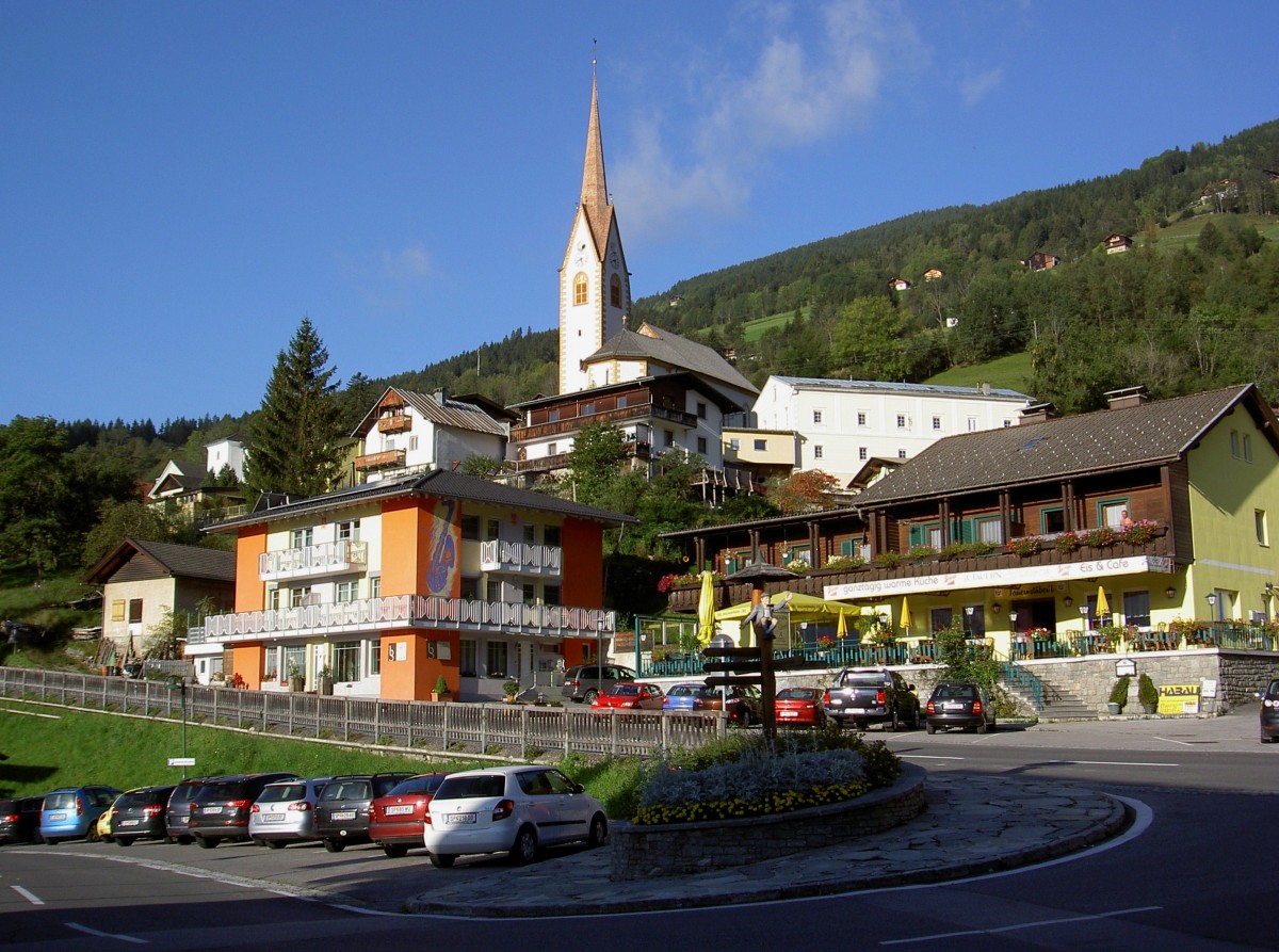 Winklern, Huser an der Groglockner Strae und Pfarrkirche St. Laurentius (19.09.2014)