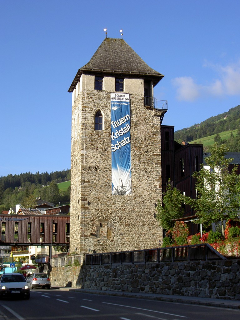 Winklern, Mautturm, erbaut um 1300 als mittelalterlicher turmartiger Adelssitz für den Grafen von Görz, heute dient der Turm Ausstellungszwecken (19.09.2014) 