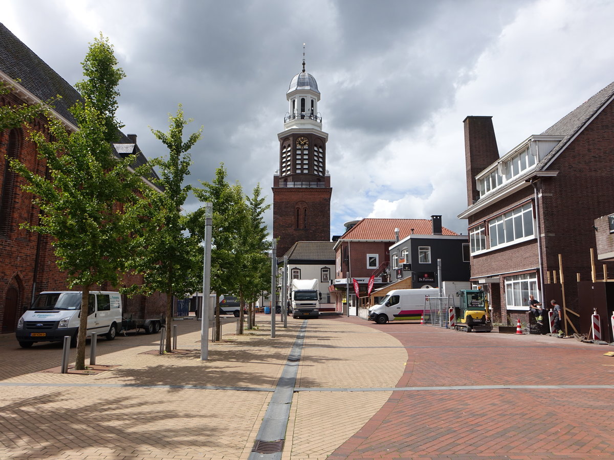 Winschoten, Kirchturm der Marktpleinkerk am Marktplein, erbaut im 13. Jahrhundert, achteckiges Glockengescho von 1930  (28.07.2017)