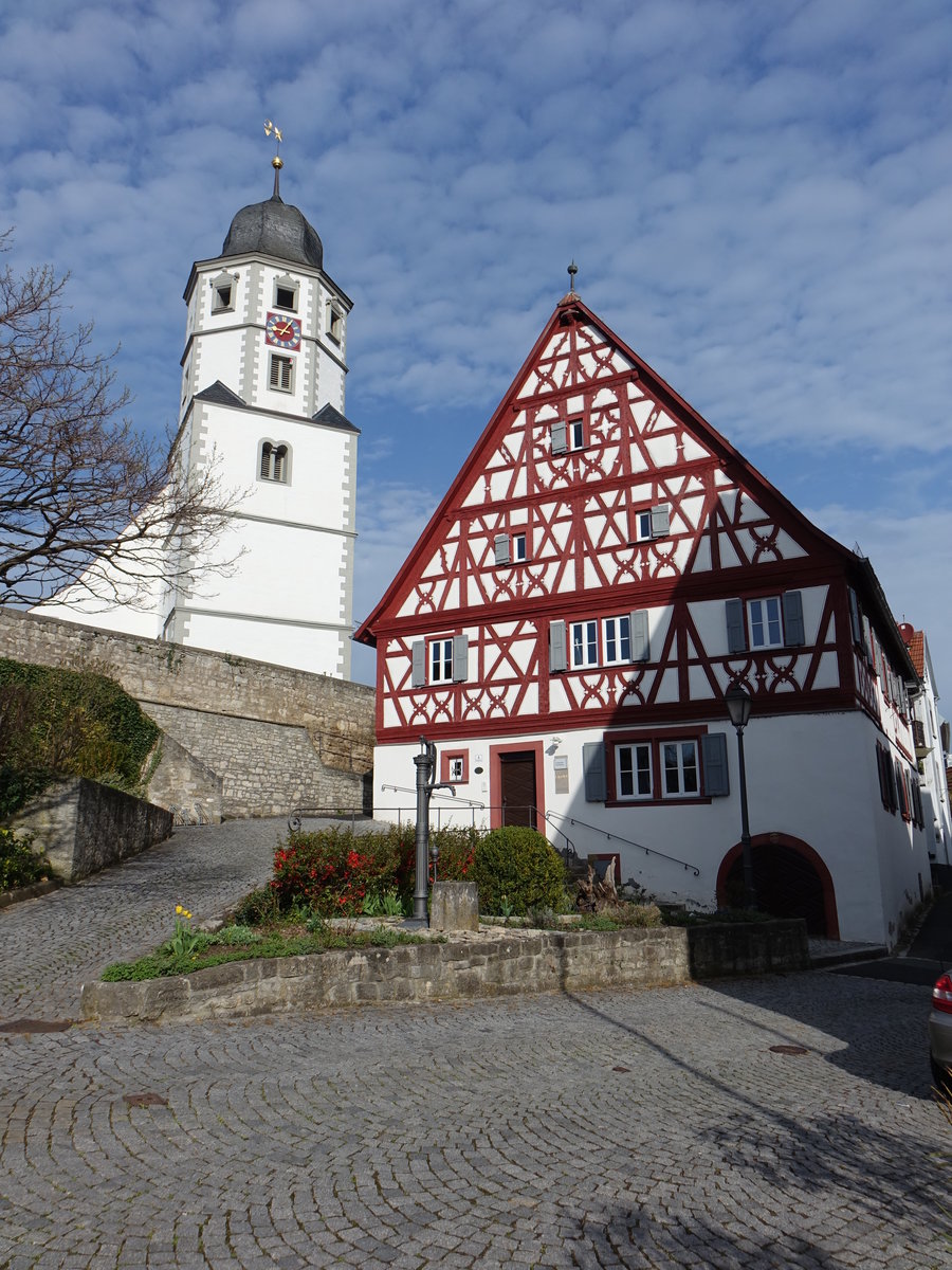 Winterhausen, Ev. St. Nikolaus Kirche und Fachwerkhaus am Rathausplatz (15.04.2018)