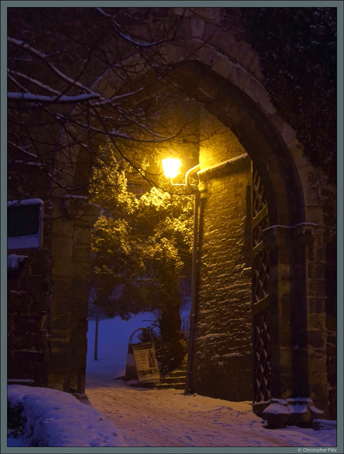 Winterlich verschneites Tor zum Schloss Wernigerode am 10.12.2017.