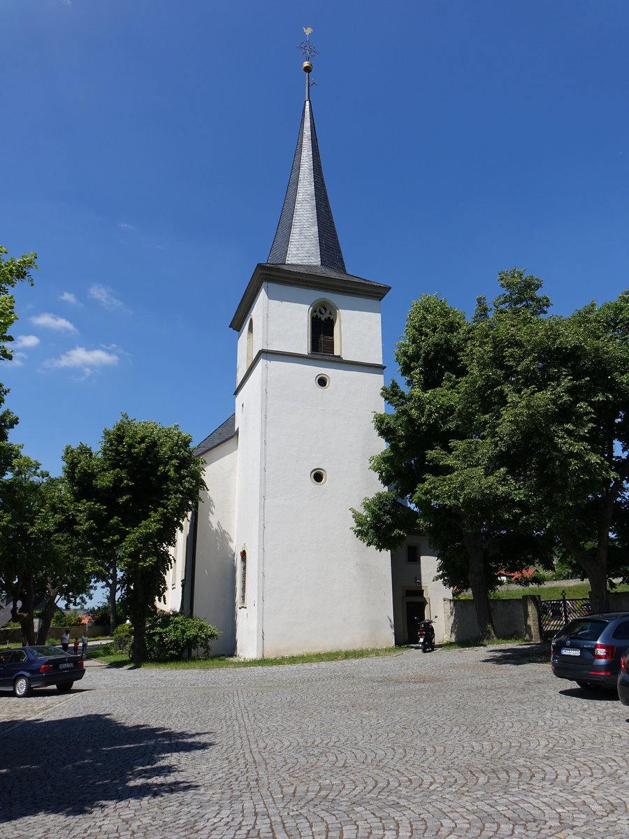 Wipfeld, katholische Pfarrkirche St. Johannes der Tufer, Saalbau mit eingezogenem Chor und stlichem Chorturm mit Spitzhelm, erbaut ab 1599, Langhaus erbaut von 1786 bis 1790 durch Anton Wst (27.05.2017)
