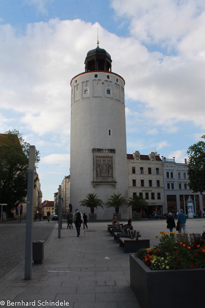 Wir sind am 16.07.2017 mit dem Zug von Freiburg nach Grlitz gefahren. Grlitz ist eine sehr schne Stadt. Es muss aber noch sehr viel restauriert werden. Das Bild zeigt in Goerlitz,am Postplatz, am 17.07.2017 genannt  den dicken Turm .