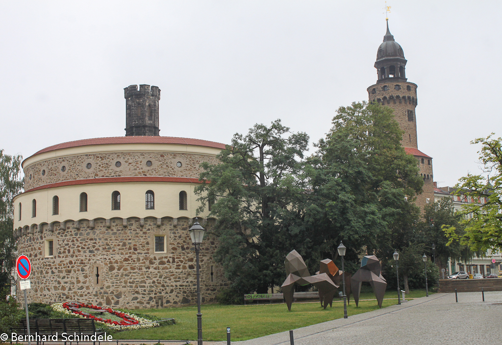 Wir sind am 16.07.2017 mit dem Zug von Freiburg nach Grlitz gefahren. Grlitz ist eine sehr schne Stadt. Es muss aber noch sehr viel restauriert werden. Das Bild zeigt das Kaisertrutz, im Hintergrund den Reichenbacher Turm in Goerlitz am 17.07.2017