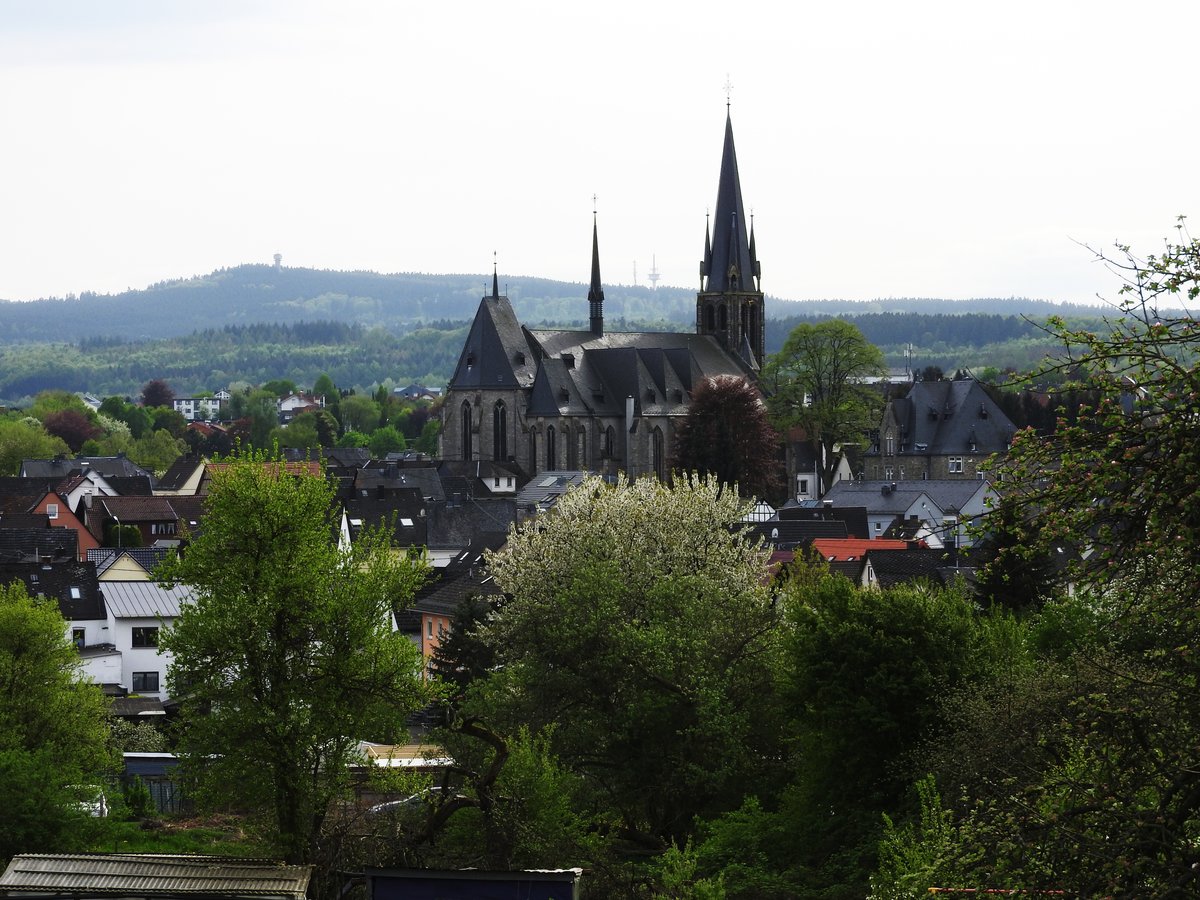 WIRGES/WESTERWALD-ST. BONIFATIUS ( WESTERWLDER DOM )
Seit nahezu 1000 Jahren steht im WESTERWALDSTDTCHEN WIRGES an dieser Stelle eine Kirche,
die in ihrer jetzigen Form 1887 eingeweiht wurde- aufgrund ihrer wirklich beeindruckenden Gre und
Schnheit wird sie  WESTERWLDER DOM  genannt,weil sie ber sich selbst hinaus auf GOTT
hinweisen will.....am 24.4.2018