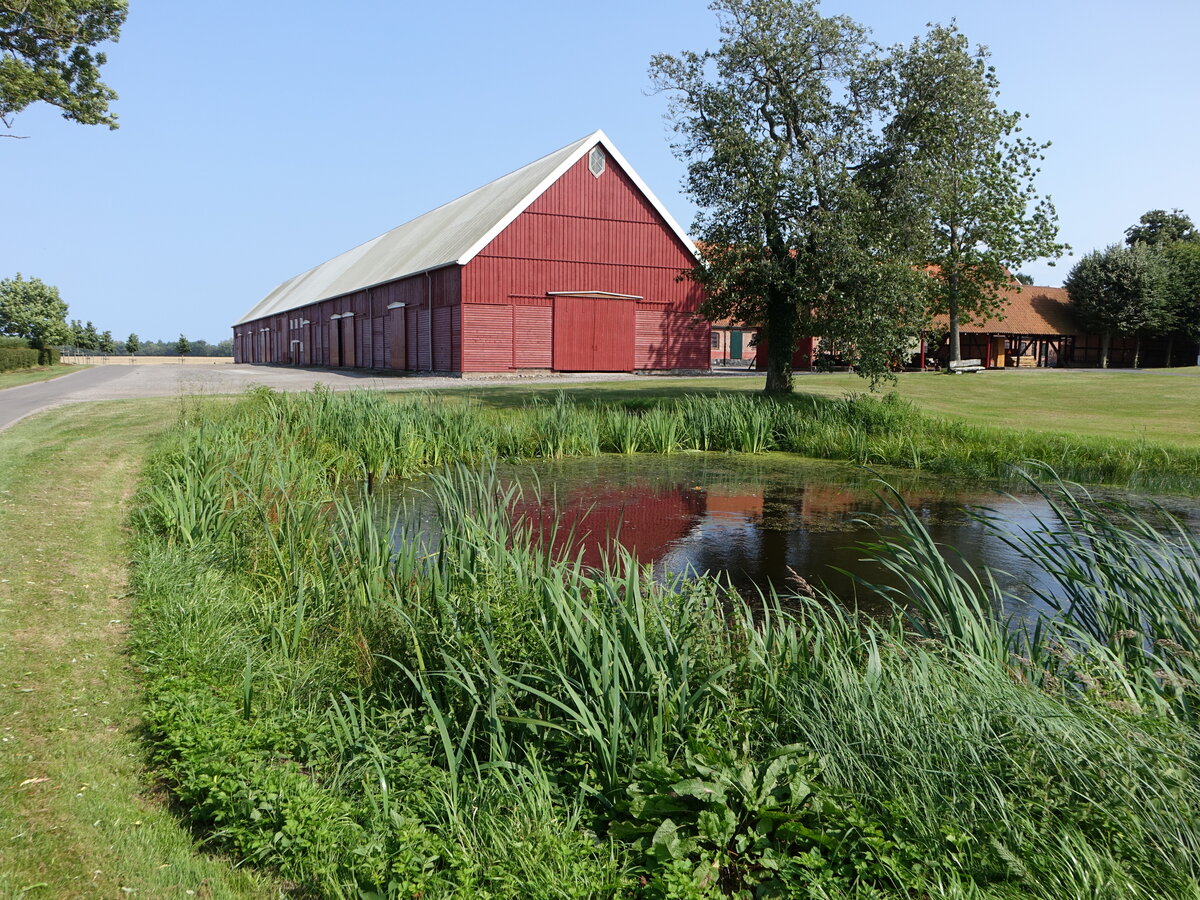 Wirtschaftsgebude und Teich am Schloss Korselitse (18.07.2021)