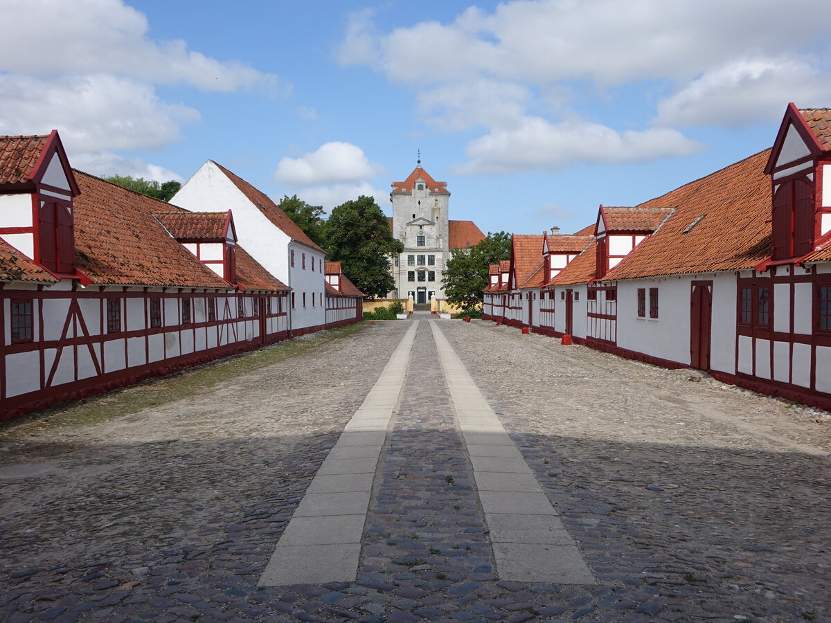 Wirtschaftsgebude und Turm von Schloss Gjorslev, erbaut um 1400 (19.07.2021)