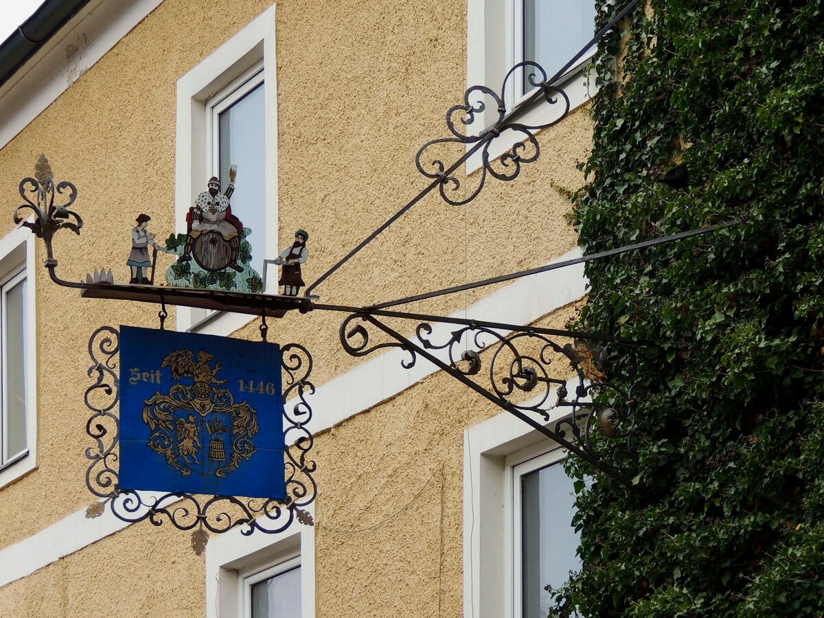 Wirtshausschild am nun geschlossen, historischen, Kellerbr�ugasthof in Ried i.I.; 260330