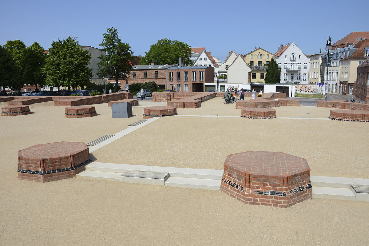 Wismar - Aufgemauerter Grundriss des beseitigten Kirchenschiffs der Marienkirche. Das im Zweiten Weltkrieg schwer beschdigtes Schiff wurde 1960 gesprengt. Aufnahme: 18. Juni 2022.