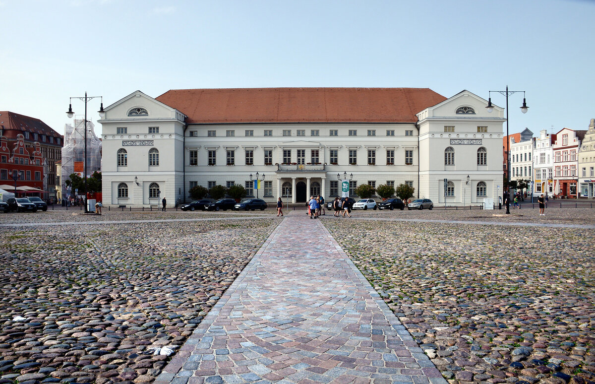 Wismar - Das Rathaus vom Markt aus gesehen. Aufnahme: 18. Juni 2022.