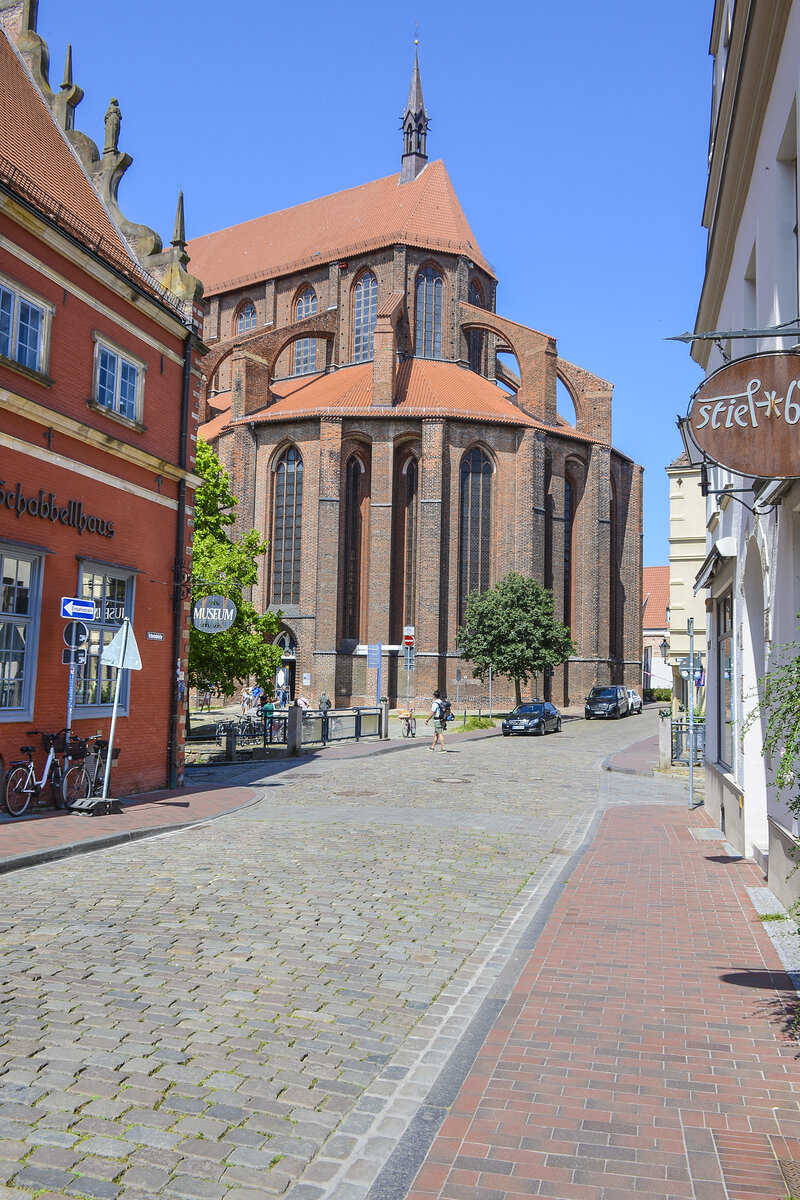 Wismar - Die Sdseite der Nikolaikirche von der Schweinsbrcke aus gesehen. Aufnahme: 18. Juni 2022.