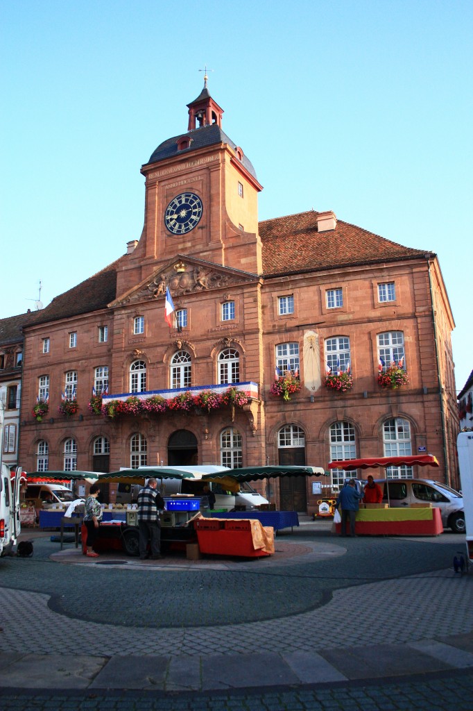 Wissembourg, Rathaus am Place de la Republique, erbaut von 1741 bis 1752, erbaut von Joseph Massol (03.10.2014)