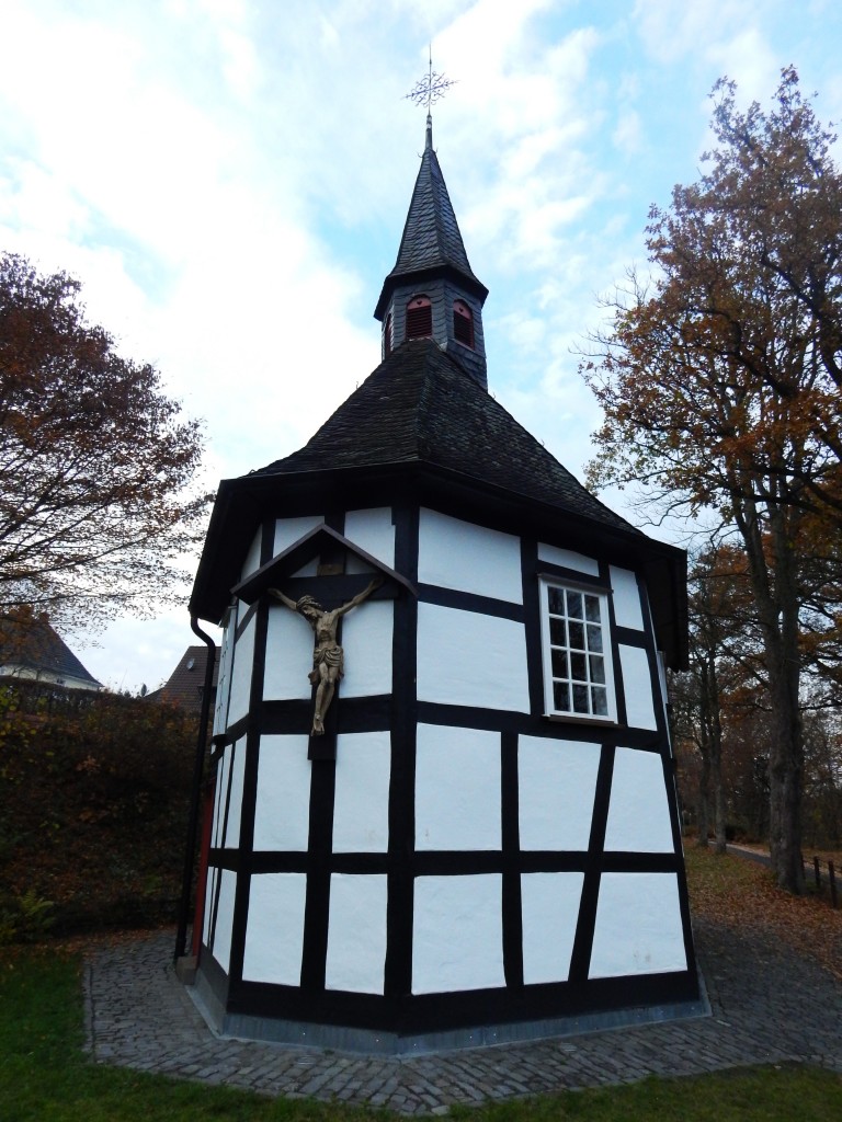WISSEN an der SIEG hat im Stadtteil SCHNSTEIN eine der schnsten und ltesten
Fachwerk-Kapellen des Landes Rheinland-Pfalz,die 1714 errichtete Heister-Kapelle
der St.-Sebastianus-Schtzenbruderschaft,hier am 2.11.2015.