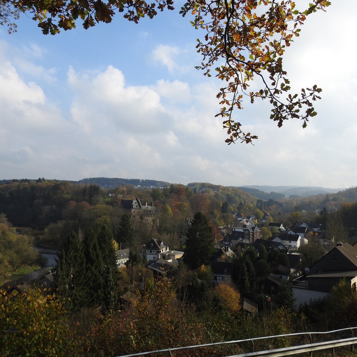 WISSEN-SCHNSTEIN/SIEG
Der Blick fllt am 3.11.2017 bei schnstem Herbstwetter auf den WISSENER Stadtteil SCHNSTEIN mit
der SIEG,dem SCHLOSS und den WESTERWALD-Hhenzgen im Hintergrund.....