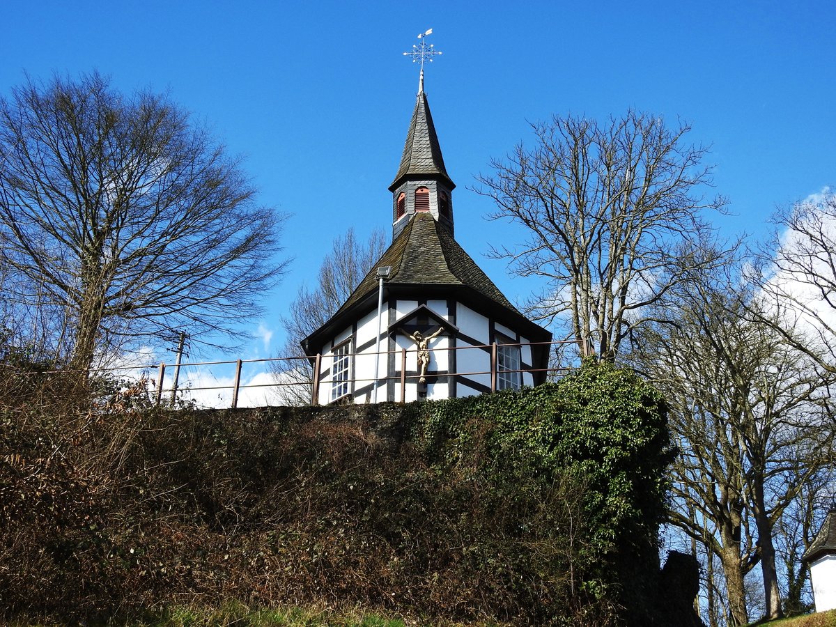 WISSEN/SIEG-DIE SCHNSTEINER HEISTER-KAPELLE
Einer der schnsten Fachwerk-Kapellenbauten von Rheinland-Pfalz steht hoch ber dem Wissener
Stadtteil SCHNSTEIN und blickt auf Schloss und Siegtal herab...am 12.3.2020..