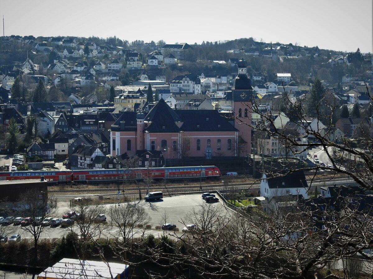 WISSEN/SIEG MIT PFARRKIRCHE  KREUZERHHUNG 
Von einer Anhhe hoch ber der SIEG hat man diesen Blick auf den Stadtkern von WISSEN mit der Pfarrkirche  Kreuzerhhung ,die auch einen herrlichen Innenraum aufweist,
mit wunderbaren Deckenmalereien des Klner Kirchenmalers Peter Hecker und einer Orgel,die zum Teil aus dem Wetzlarer Dom stammt.....
Der RHEIN-SIEG-EXPRESS(RSX)fhrt im Stundentakt auf der Bahnstrecke SIEGEN-KLN-AACHEN dicht unterhalb der Kirche.....am 10.3.2022