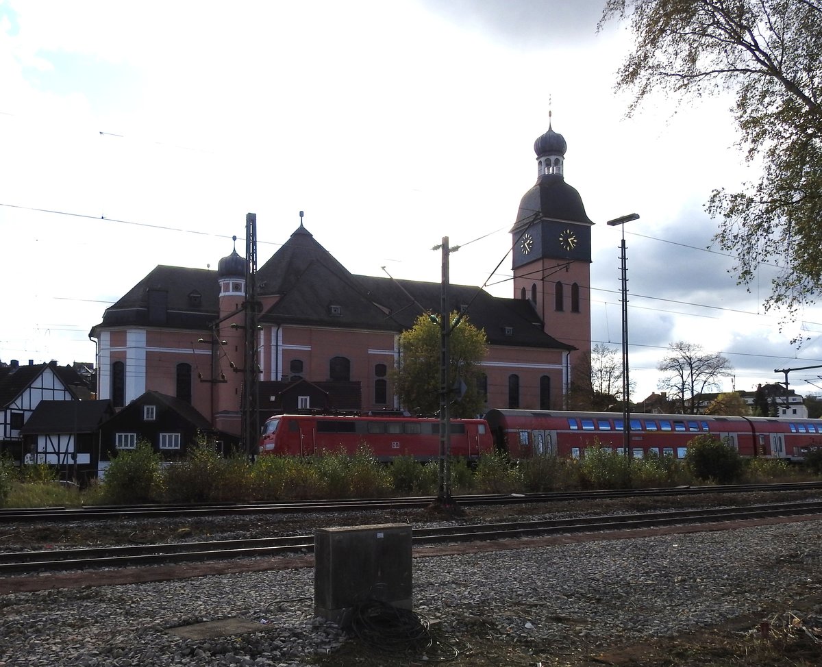 WISSEN/SIEG-PFARRKIRCHE KREUZERHHUNG
Die Bahnlinie AACHEN/KLN/SIEGEN durchquert das Zentrum des Siegstdtchens,das seit 1969 Stadtrechte geniet.
Gerade passiert der RE-x Aachen-Siegen mit den typischen Doppelstockwagen die rmisch-katholische Pfarrkirche
 Kreuzerhhung ,ursprnglich schon um 1000 errichtet,aber 1788 fast vollstndig abgebrannt.Mit ihrem
neobarocken Gesamtbild dominiert sie nach dem Wiederaufbau 1804 das Stadtbild- und birgt in ihrem Innenraum
neben einem Taufstein aus dem 13. Jhdt.,der Orgel aus dem Dom WETZLAR die einzige noch erhaltene
Gesamtausmalung des Klner Malers PETER HECKER...am 20.10.2017