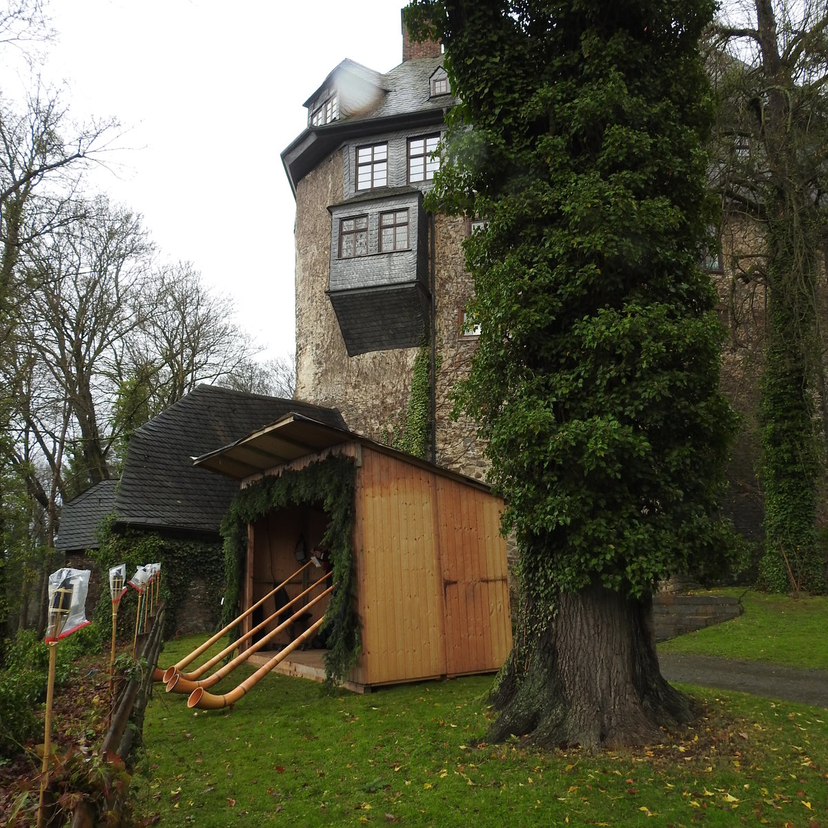 WISSEN/SIEG-SCHLOSS SCHNSTEIN MIT ALPHRNERN...
Sieht und hrt man auch nicht alle Tage- aber beim diesjhrigen traditionellen und romantischen Weihnachtsmarkt
im Innenhof von SCHLOSS SCHNSTEIN/SIEG waren die ursprnglich alpenlndischen Klnge doch
tatschlich an der Sieg vor der romantischen Kulisse des Schlosses zu hren...am 16.12.2017