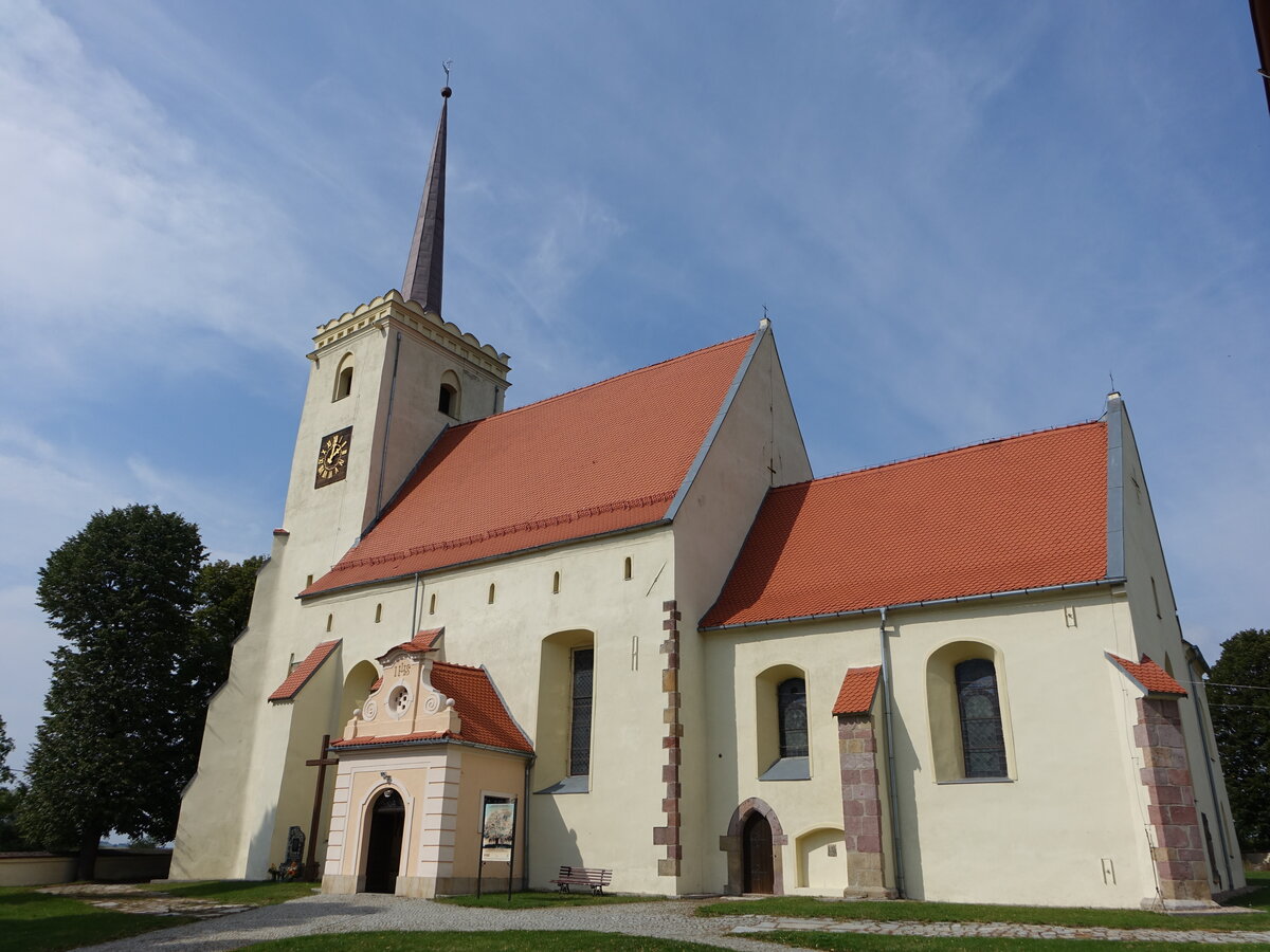 Witoszw Dolny / Nieder Bgendorf, Pfarrkirche Maria Heimsuchung, erbaut im 13. Jahrhundert, Westturm mit Spitzhelm (11.09.2021)