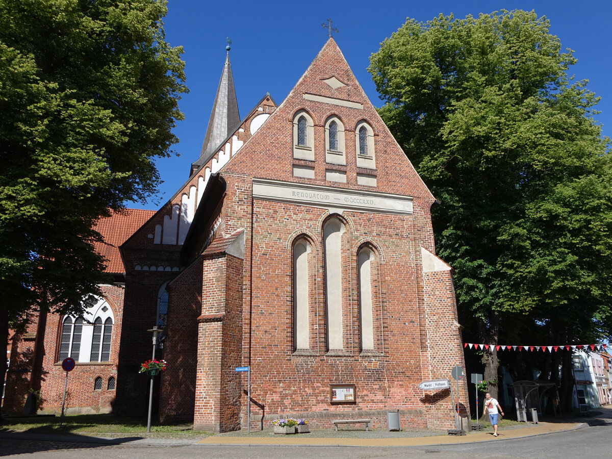 Wittenburg, evangelische St. Bartholom�us Kirche, fr�hgotische dreischiffige Hallenkirche, erbaut ab 1240, Kirchturm erbaut 1909 (21.06.2026)