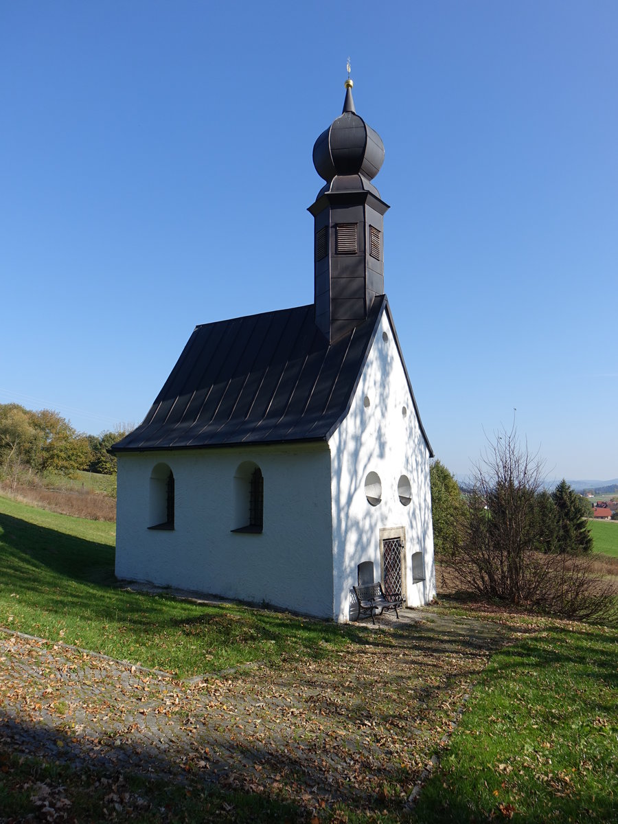 Witzmannsberg, Wallfahrtskapelle Maria Brndl, Steildachbau mit Dachreiter, erbaut 1704 (22.10.2018)