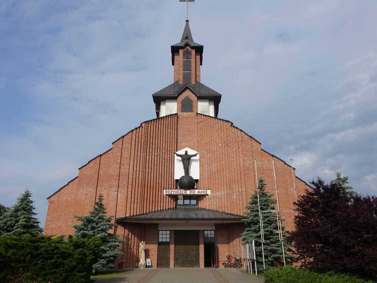 Wlodawa, moderne Pfarrkirche Herz Jesu, erbaut 1993 (16.06.2021)