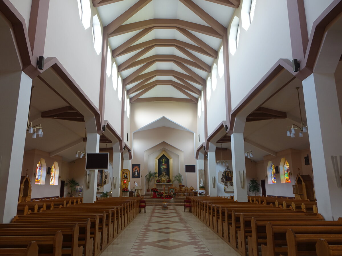 Wlodawa, moderner Innenraum der Herz Jesu Kirche (16.06.2021)