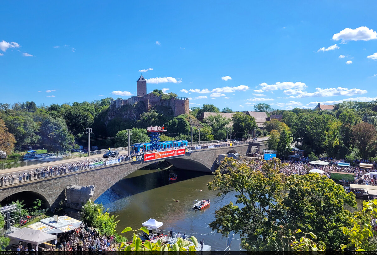 Wo am vergangenen Abend noch ein Feuerwerk an der Burg Giebichenstein die Herzen erfreute, st�rzen sich nun Wassersportler aus bis zu 30 Metern H�he in die Saale – beim Br�ckenspringen zum 88. Laternenfest in Halle (Saale).

🕓 31.8.2025 | 13:20 Uhr
