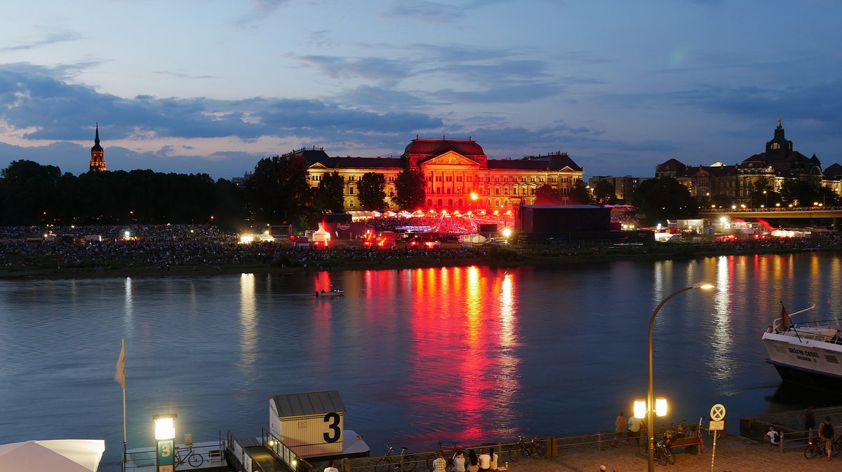 Wo sonst am Elbufer die Filmnchte stattfinden, tritt Roland Kaiser auf und Tausende zu beiden Seiten der Elbe und auf den Brcken hren und singen mit; Dresden, 30.07.2016
