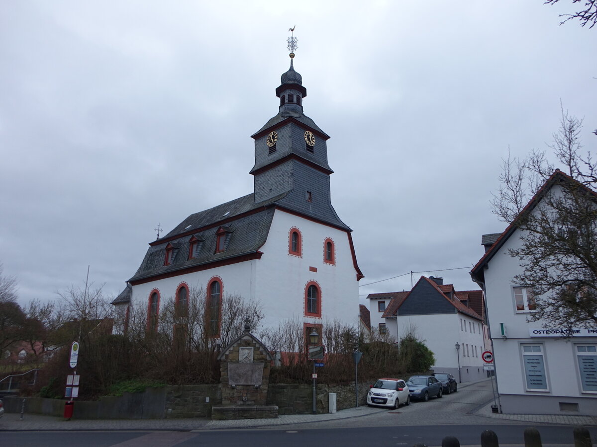 Wrsdorf, evangelische St. Lukas Kirche, erbaut von 1736 bis 1737, Saalbau mit Mansarddach und einem Giebelturm (29.01.2022)