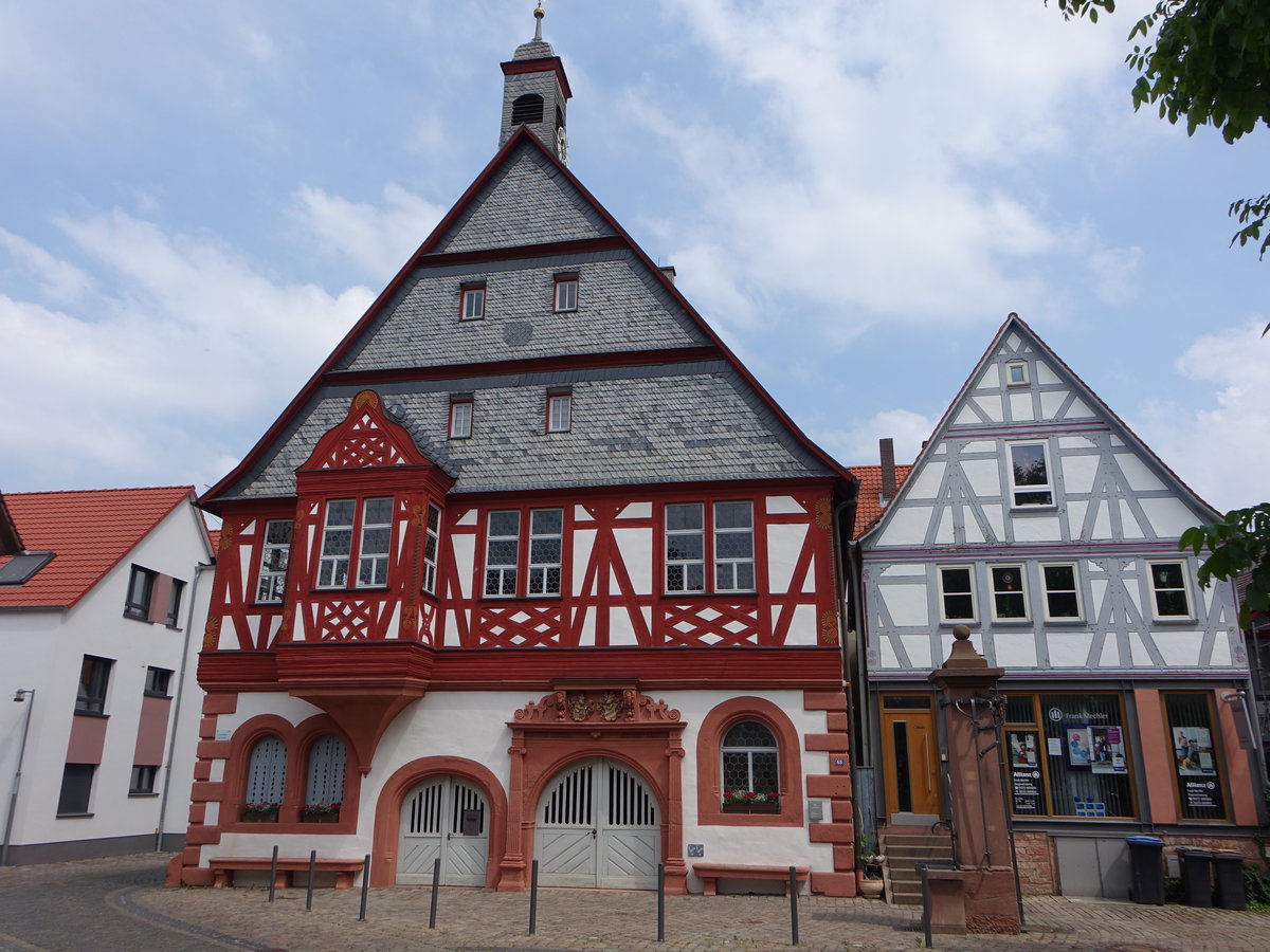Wrth am Main, historisches Rathaus in der Luxburgstrae, Zweigeschossiger Satteldachbau mit Fachwerkobergeschoss, erbaut 1613 (13.05.2018)