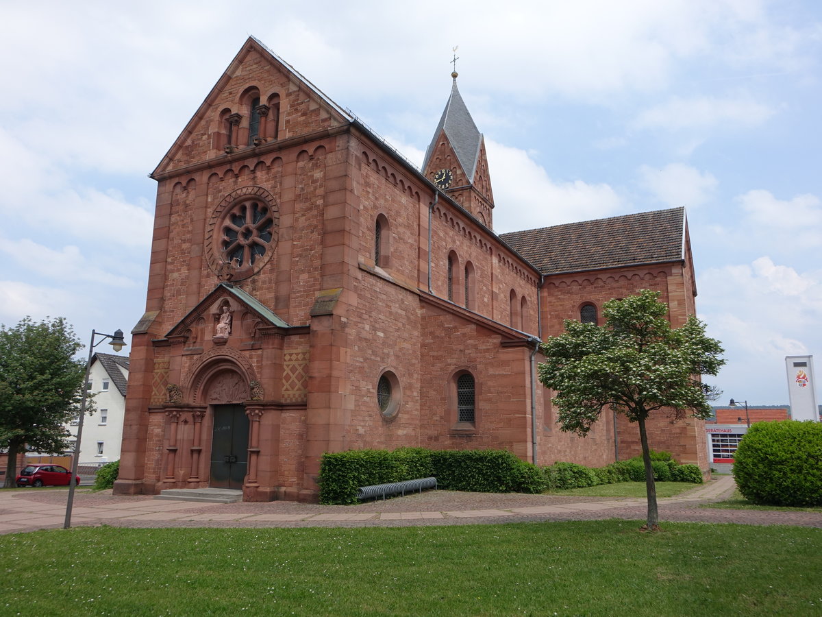 Wrth am Main, St. Nikolaus Kirche, dreischiffige Basilika auf kreuzfrmigem Grundriss und leicht eingezogener Rundapsis, erbaut von 1896 bis 1898 (13.05.2018)