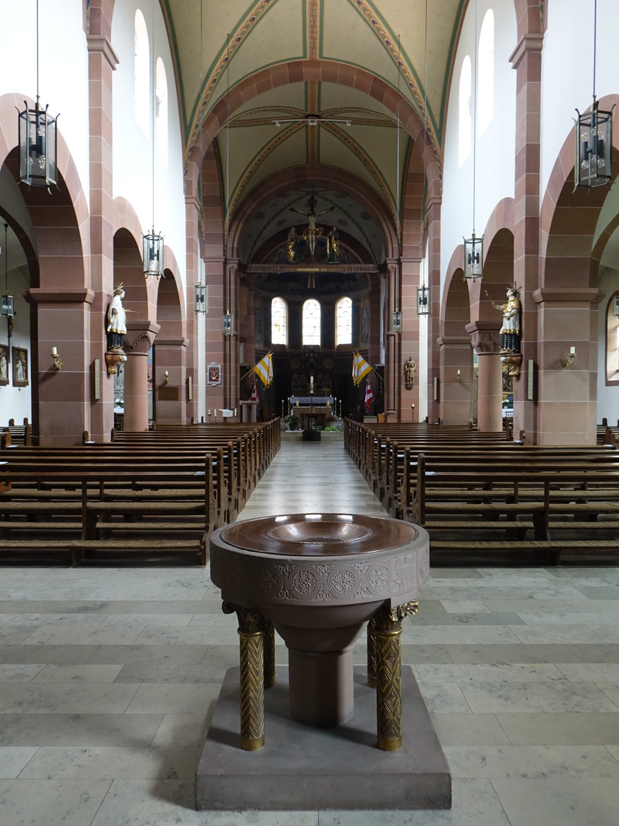 Wrth am Main, Taufstein im Mittelschiff der St. Nikolaus Kirche (13.05.2018)