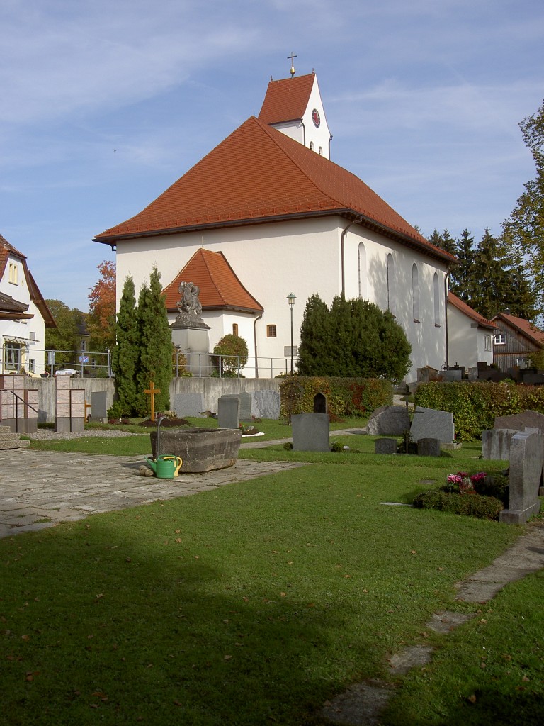 Wohmbrechts, St. Georg Kirche, Kirchturm erbaut im 14. Jahrhundert, Langhaus erbaut 1952 (30.10.2011)