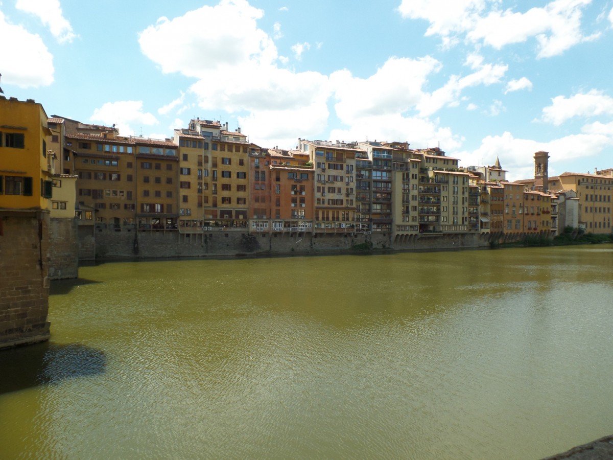 Wohn- und Geschftshuser neben der Brcke Ponte Vecchio am Arno in Florenz, Foto am 18.5.2014
