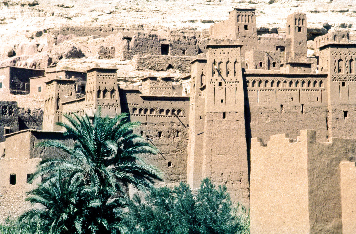 Wohnburgen (tighremt) in At-Ben-Haddou. Bild vom Dia. Aufnahme: November 1996.