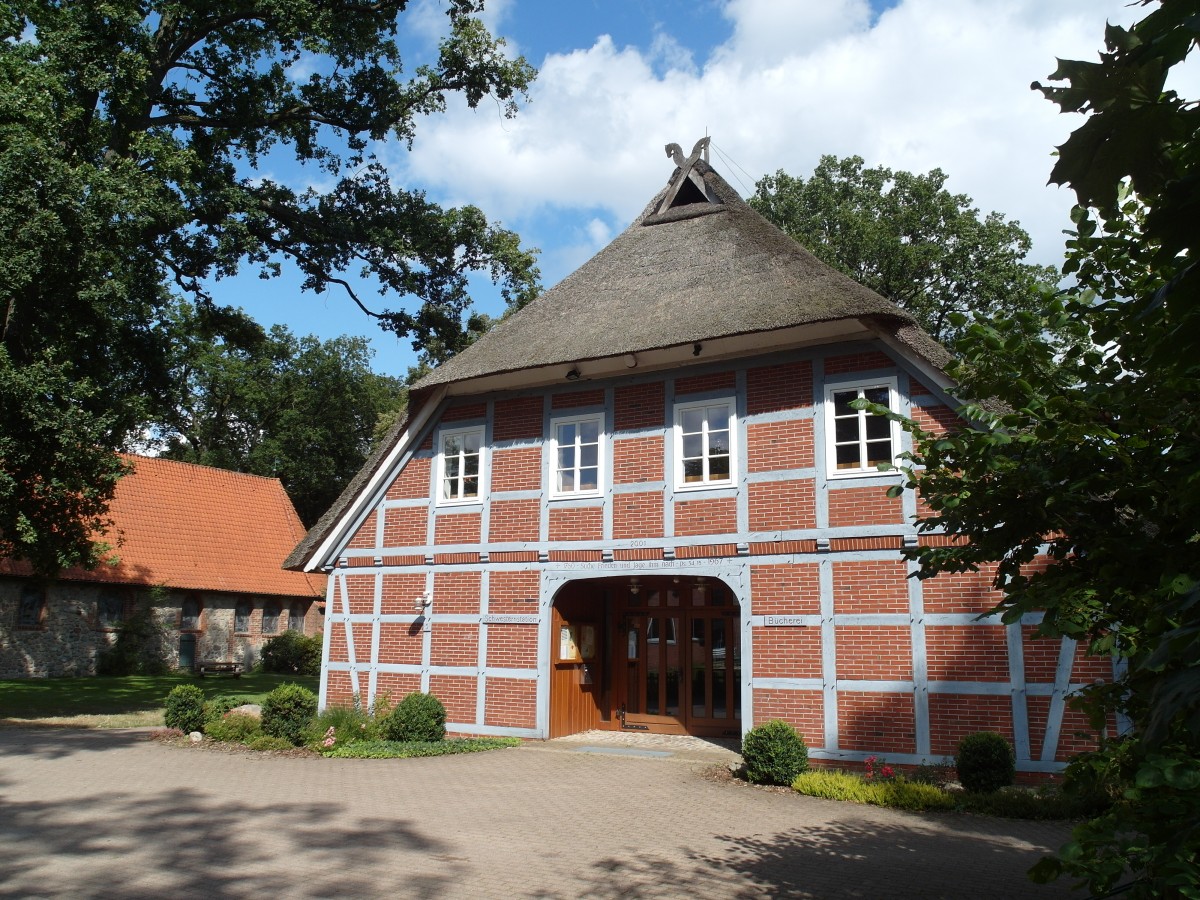 Wohnen im Alter, Schwesternstation und Bcherei sind im Pfarrhaus, einem Fachwerkhaus von 1760 untergebracht, ber dem Eingangstor der Spruch:  Suche Frieden und jage ihm nach ;  Bispingen (Lneburger Heide), August 2014
