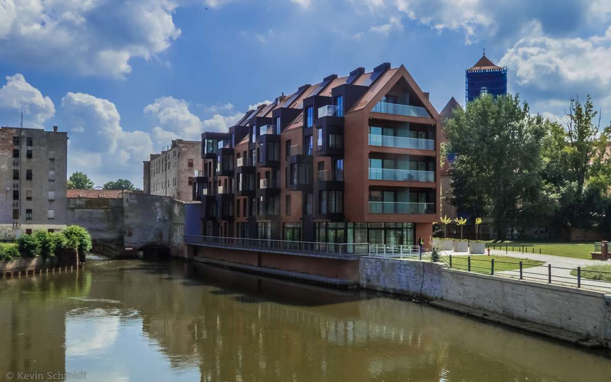 Wohnen am Wasser erfreut sich zunehmender Beliebtheit. Hier sehen wir zeitgeme Architektur in Verbindung mit traditionellen Gebudeformen wie z. B. dem Satteldach. Dieses Wohngebude befindet sich in Breslau nahe der Insel Słodowa. (30.07.2014)