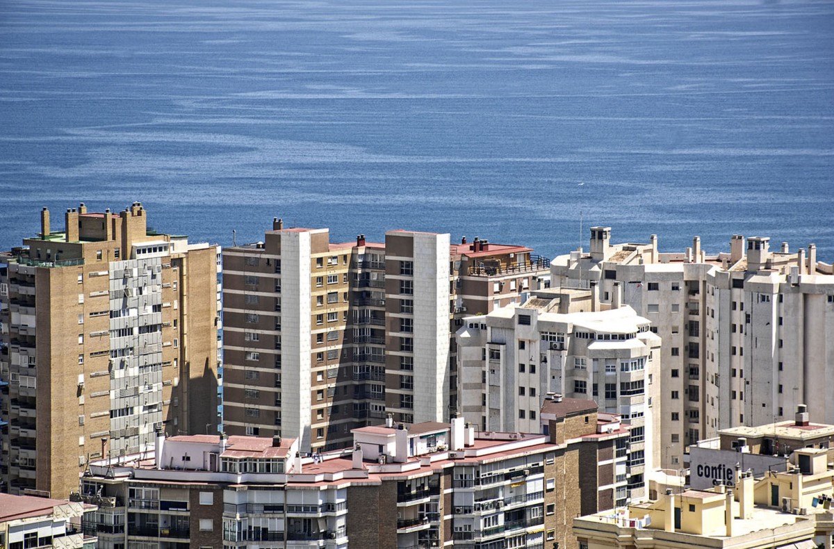 Wohnhuser am Hafen in Mlaga vom Gibralfaro aus gesehen. Aufnahme: Juli 2014.