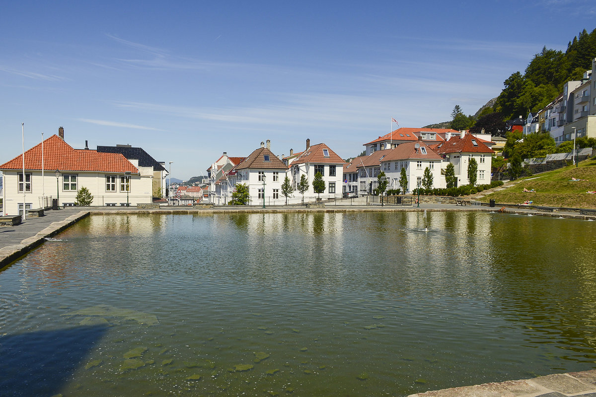 Wohnhuser am Skansedammen in Bergen (Norwegen). Aufnahme: 11. Juli 2018.