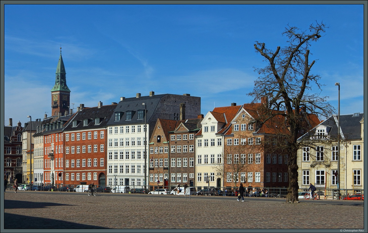 Wohnhuser an der Nybrogade im Zentrum von Kopenhagen. Links ist der Turm des Rathauses zu sehen. (26.04.2019)