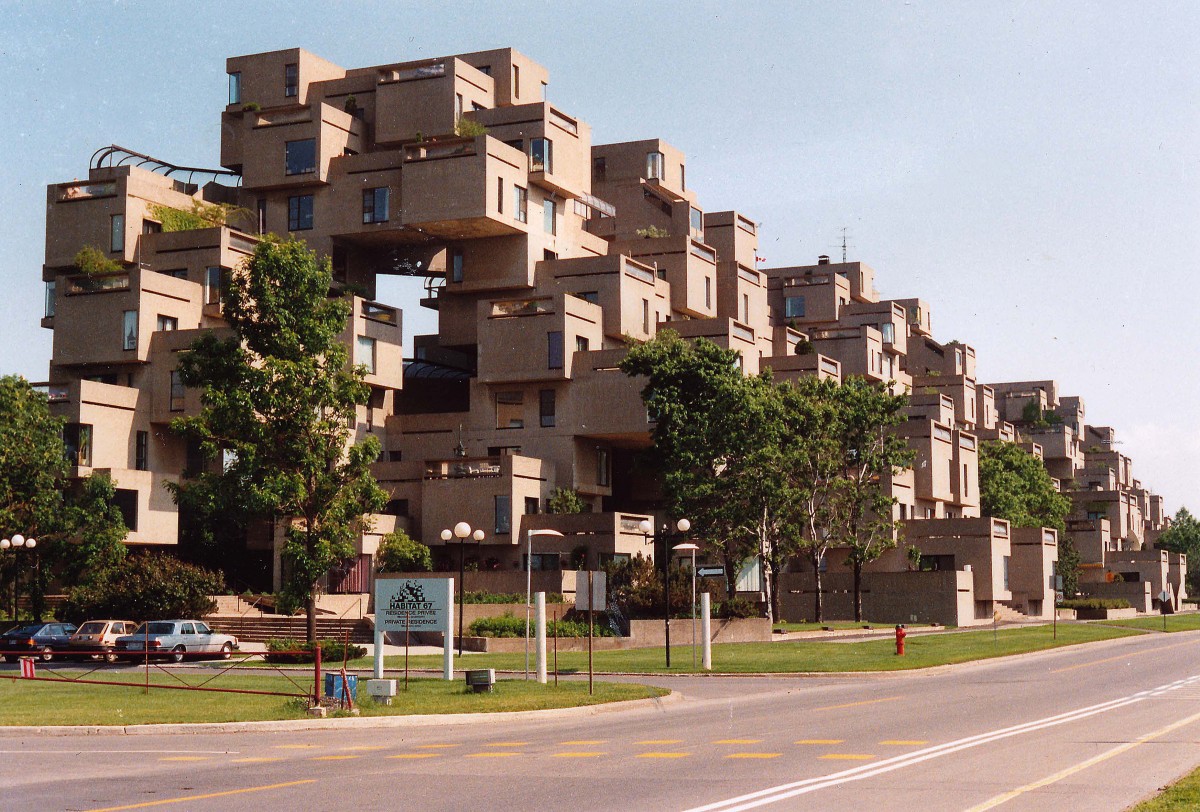 Wohnhuser der Habitat 67. Der am Sankt-Lorenz-Strom gelegene Komplex besteht aus 354 stufenfrmig aufgestellten Quadern mit insgesamt 158 Wohneinheiten fr bis zu 700 Bewohner. Sie wurde als Teil der 1967 in Montreal stattfindenden eltausstellung Expo 67. Aufnahme: Juni 1987 (digitalisiertes Negativfoto).