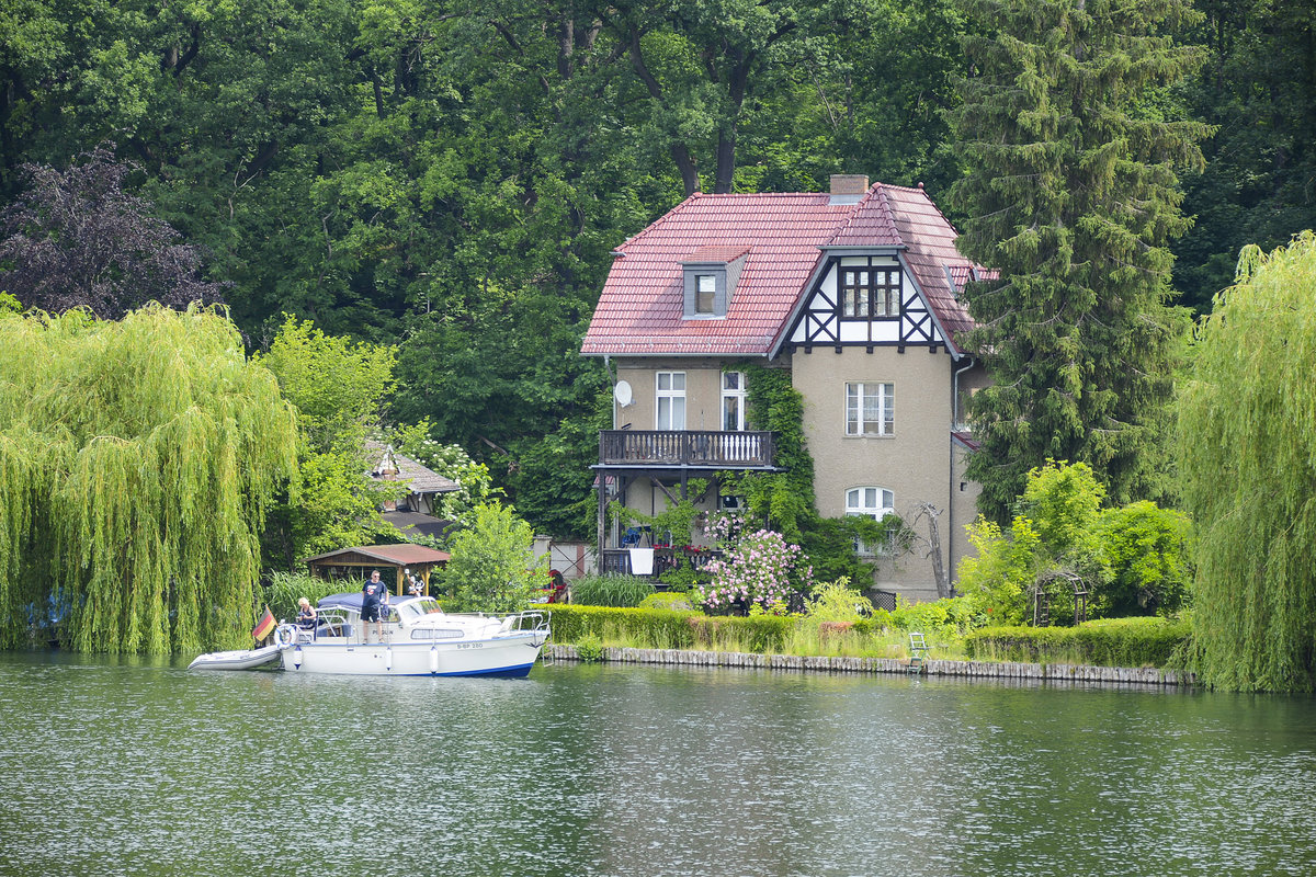Wohnhaus am Kalksee in Woltersdorf von der Schleusebrcke aus gesehen. Aufnahme: 10. Juni 2019.