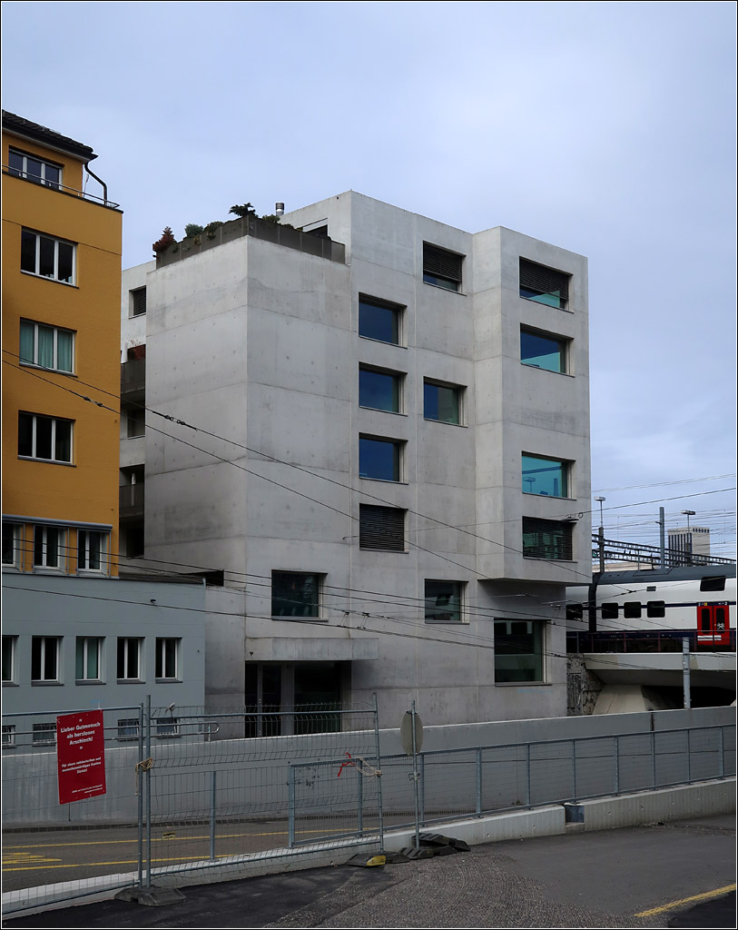 Wohnhaus aus Beton - 

Ein spannendes Gebude steht am Rand des Entwicklungsgebietes 'Europaallee' in Zrich. Das siebengeschossige Wohnhaus hat 28 Eigentumswohnungen. Das an das Vorfeld des Zricher Hauptbahnhofes angrenzende Gebude wurde 2013 fertiggestellt nach Plnen von EM2N aus Zrich.

12.03.2019 (M)