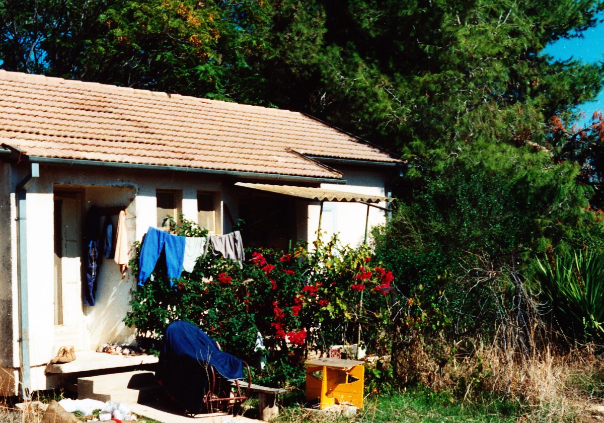 Wohnhaus in Kibbutz Gezer im israelischen Nahal Ayalon-Gebiet. Aufnahme: September 1987 (digitalisiertes Negativfoto).