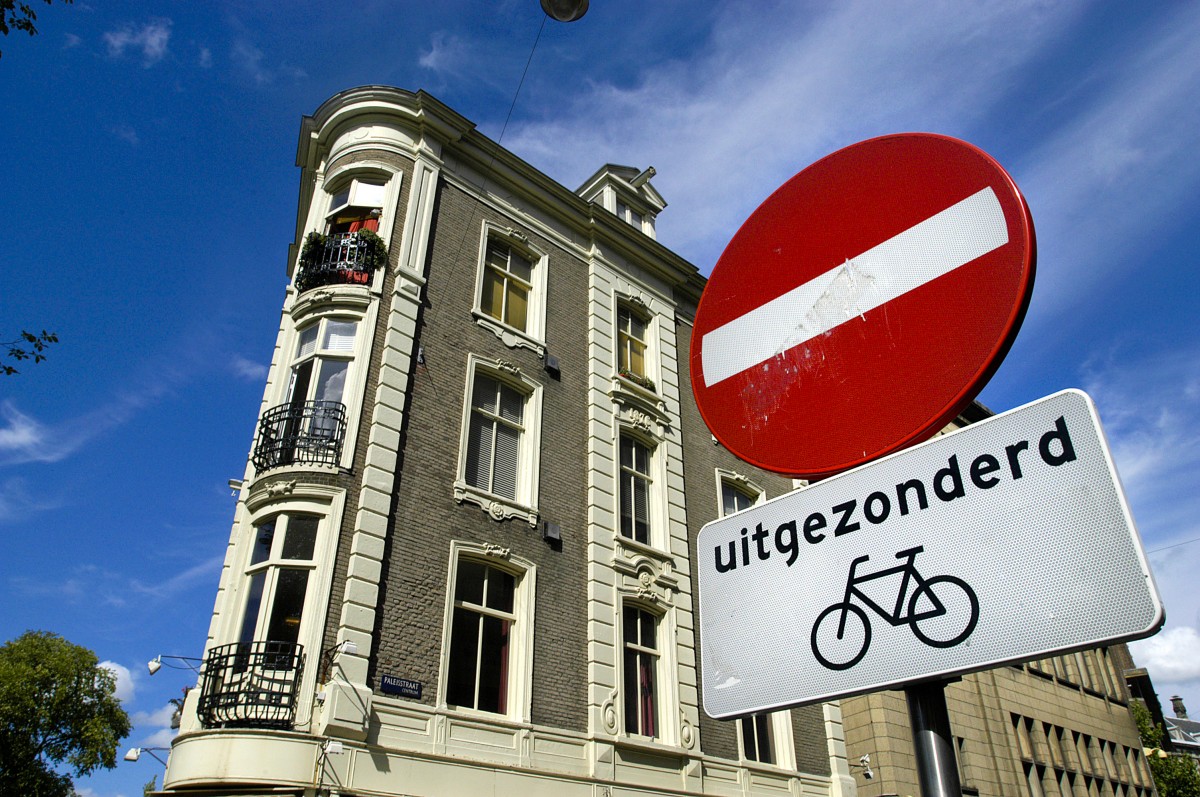Wohnhaus und Verkehrsschild in Paleisstraat in Amsterdam. Aufnahme: August 2008.