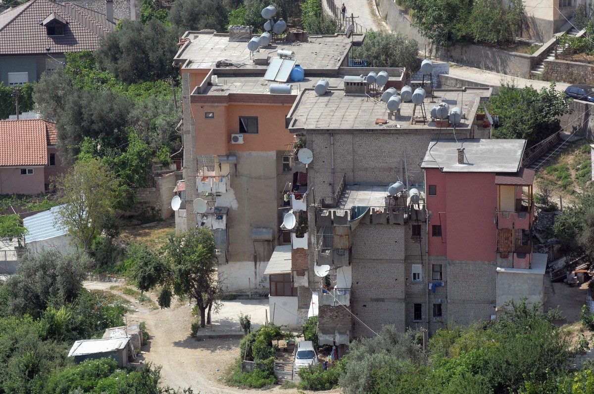 Wohnviertel in der albanischen Hauptstadt Tirana. Aufnahme: 8. Juli 2012.