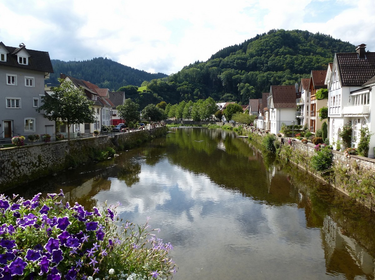 Wolfach, Blick von der Brcke ber die Kinzig fluabwrts, Aug.2014